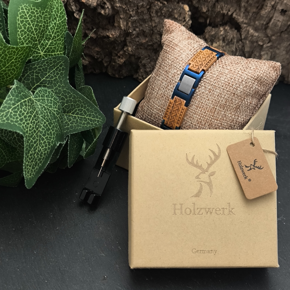 Holzwerk ALATSEE Armband aus Olivenholz und Edelstahl in Blau und Beige mit Gliederdesign in Holzwerk Verpackung