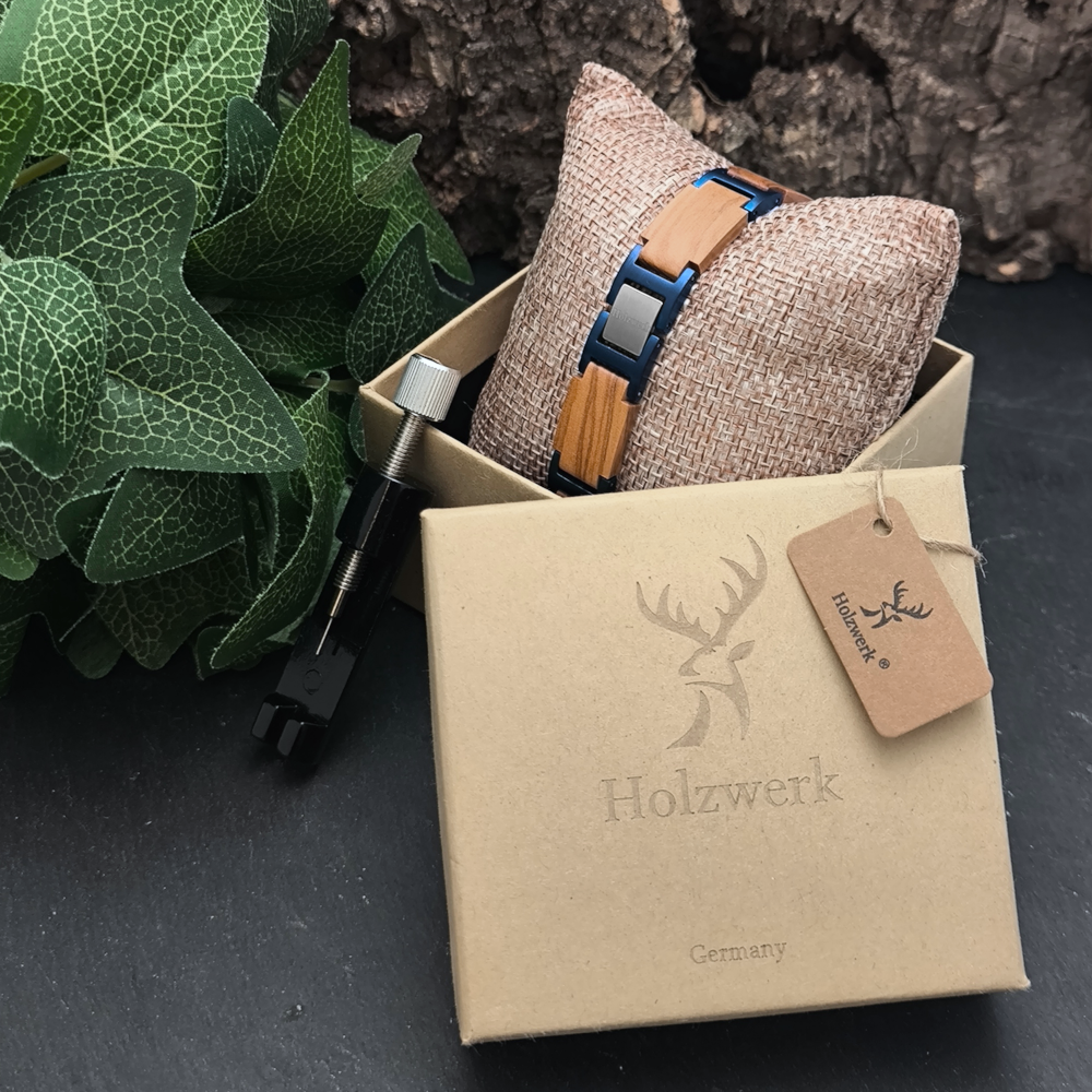 Holzwerk ELBSEE Armband aus Olivenholz und Edelstahl in Blau und Beige mit Gliederdesign in Holzwerk Verpackung