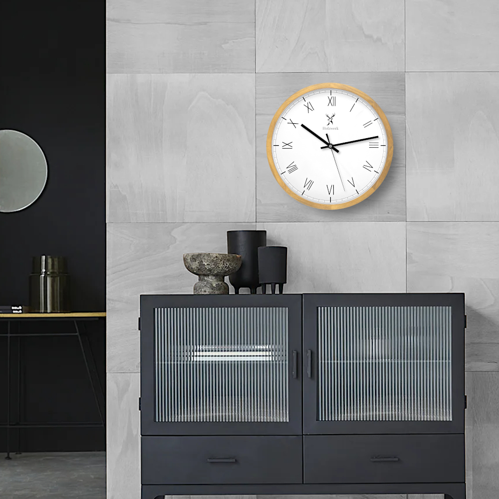 Holzwerk FREIBURG 30 cm moderne Holz-Quarz Wanduhr mit römischen Ziffern im Wohnbereich und Frontansicht