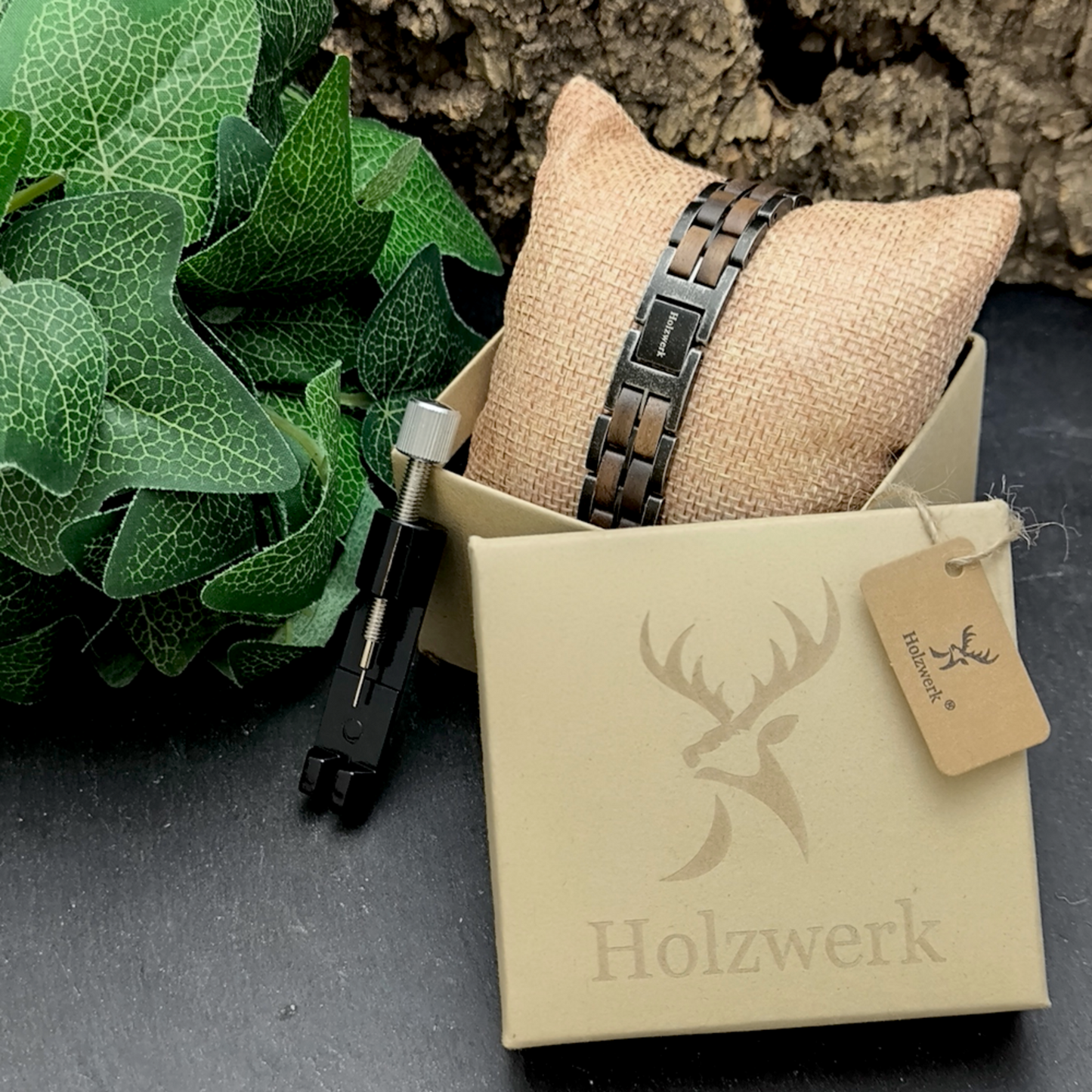 Holzwerk KRIENSEE grau-braunes Armband aus Walnussholz und Edelstahl mit Gliederkonstruktion als Detailansicht der Verpackung