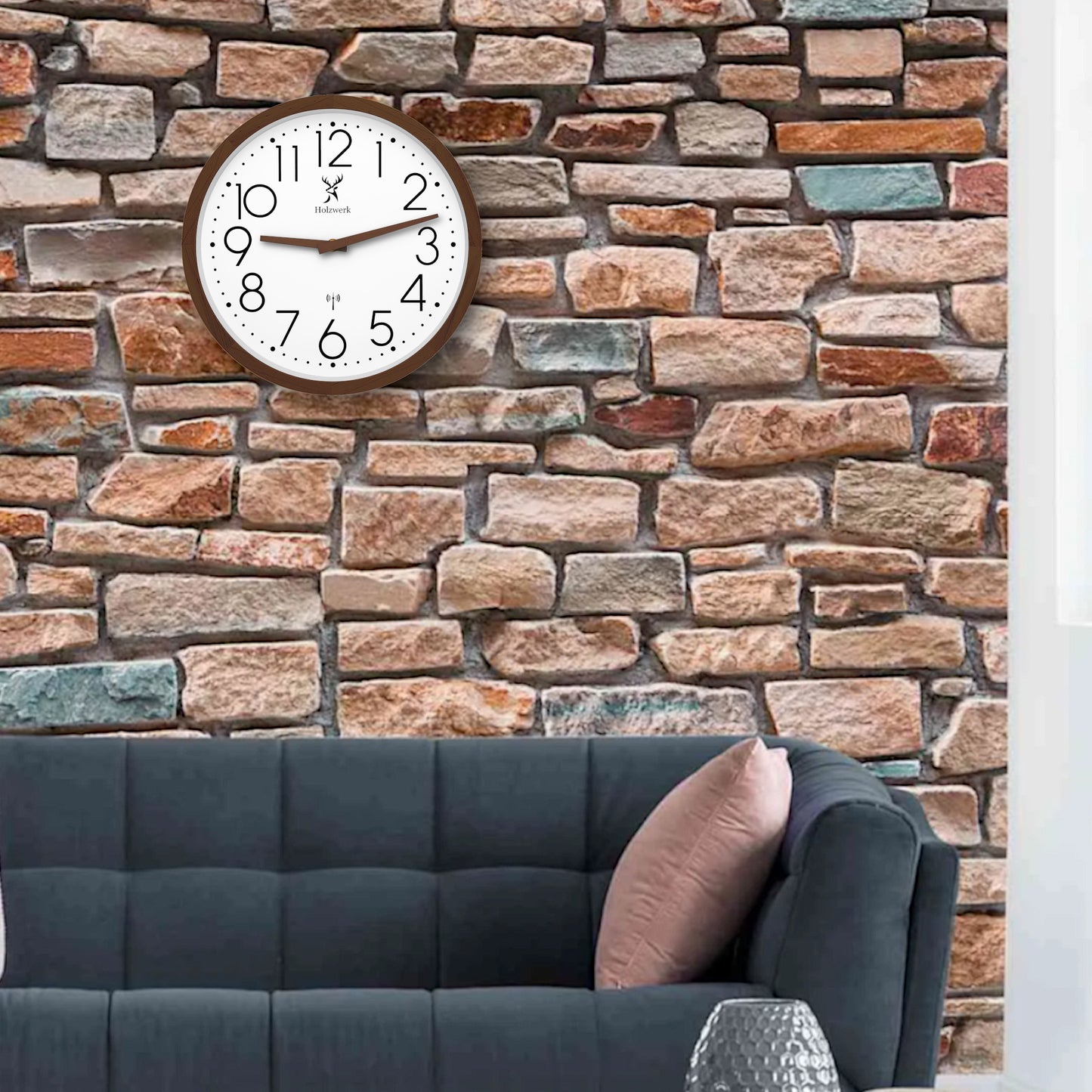 Holzwerk KRONBERG 30 cm Funkwanduhr aus Holz mit schwarzen Ziffern, weißem Ziffernblatt mit Holzzeigern, an der Wand