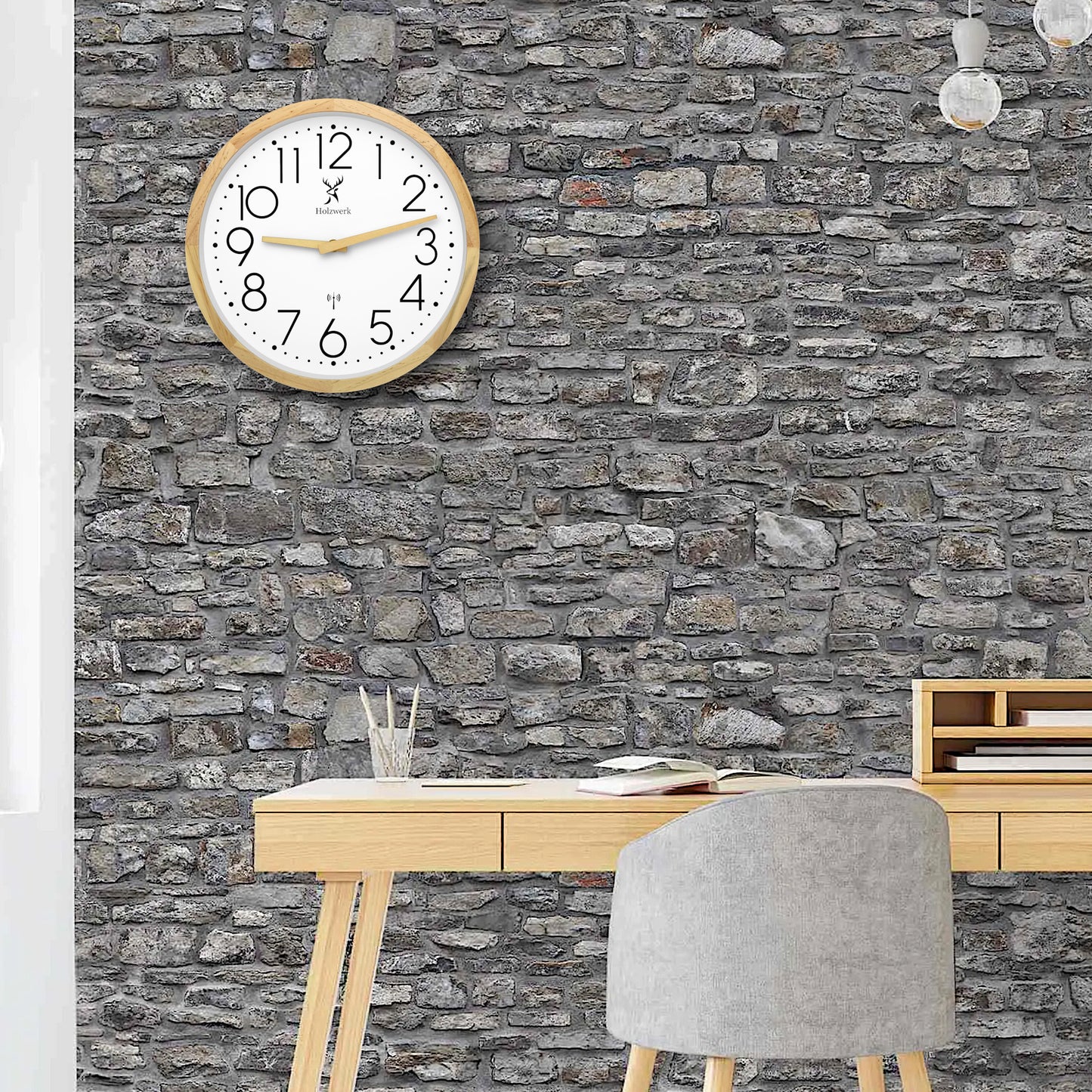 Holzwerk NIENBURG 30 cm Funkwanduhr aus Holz mit Ziffern, mit weiß schwarzem Ziffernblatt und beigen Holzzeigern an der Wand