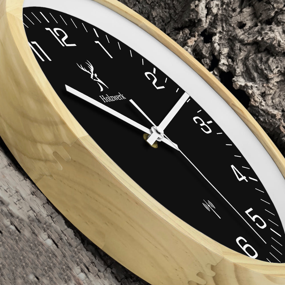 Schrägansicht der Holzwerk OFFENBURG moderne Holz Funk Wanduhr in beige schwarz, 30 cm Durchmesser mit schwarz, weißem Ziffernblatt