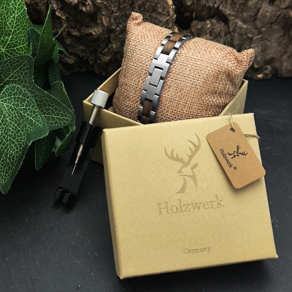 Holzwerk PINNSEE Armband aus Walnussholz und Edelstahl in Silber und Braun mit Gliederdesign in der Holzwerk Verpackung