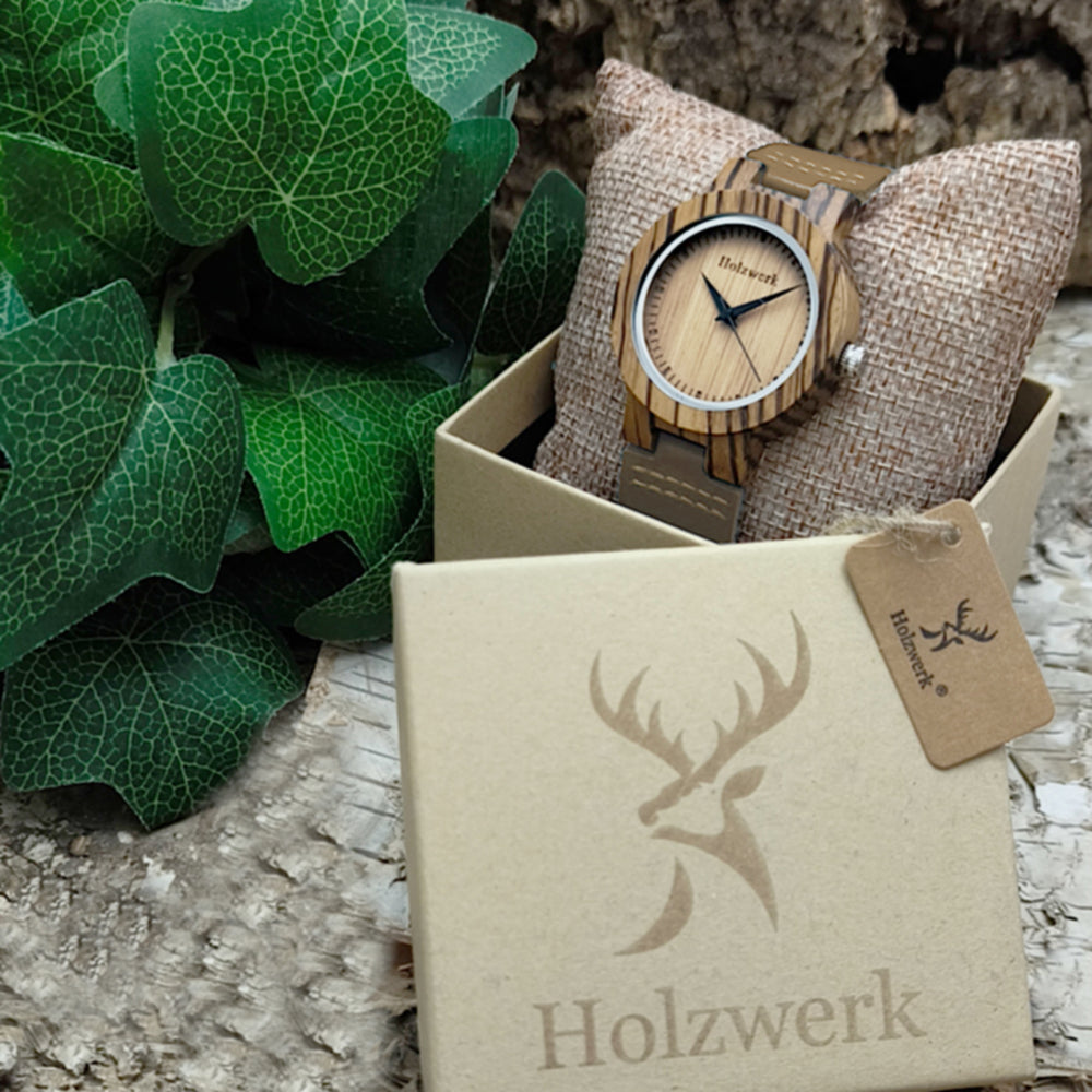 Holzwerk SINA BROWN Damenuhr aus Holz mit beigem Zifferblatt, braunem Lederarmband, Detailaufnahme der Holzwerk Verpackung