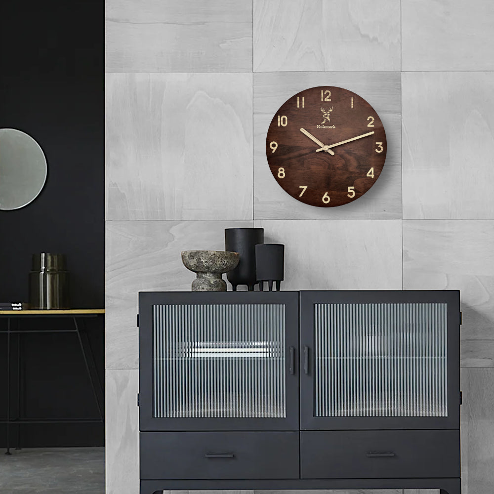 Lifestyleaufnahme der modernen Holzwerk WINTERBERG 25 cm Quarz-Wanduhr im Wohnbereich an der Wand hängend