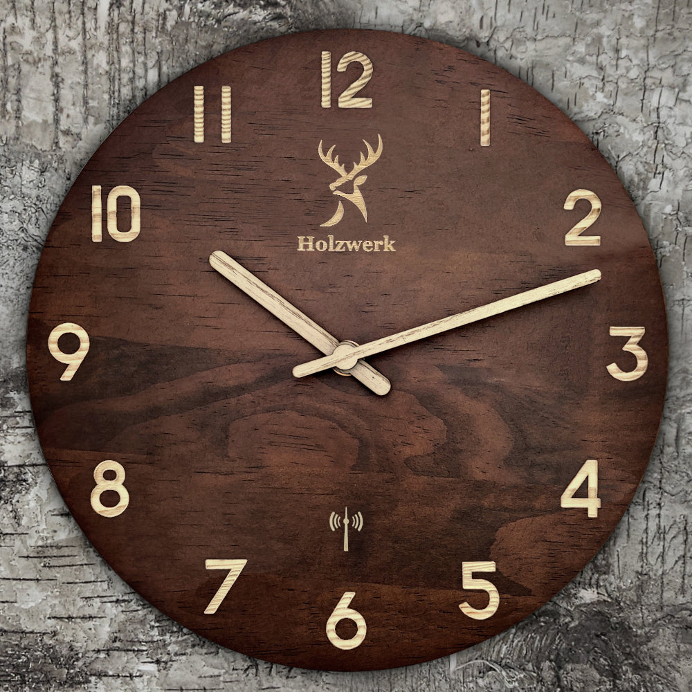 Holzwerk WINTERBERG moderne Holz Funk-Wanduhr, nahezu geräuschlose Quarz Designer Wand Holzuhr in dunkel braun, auf Holz platziert
