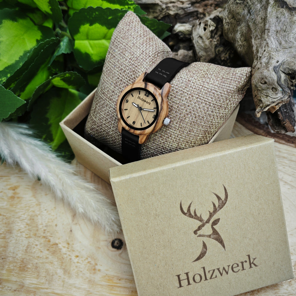 Holzwerk LIL CLARA BLACK kleine Kinderuhr mit schwarzem Lederarmband und beigem Ziffernblatt in Holzwerk Uhrenbox