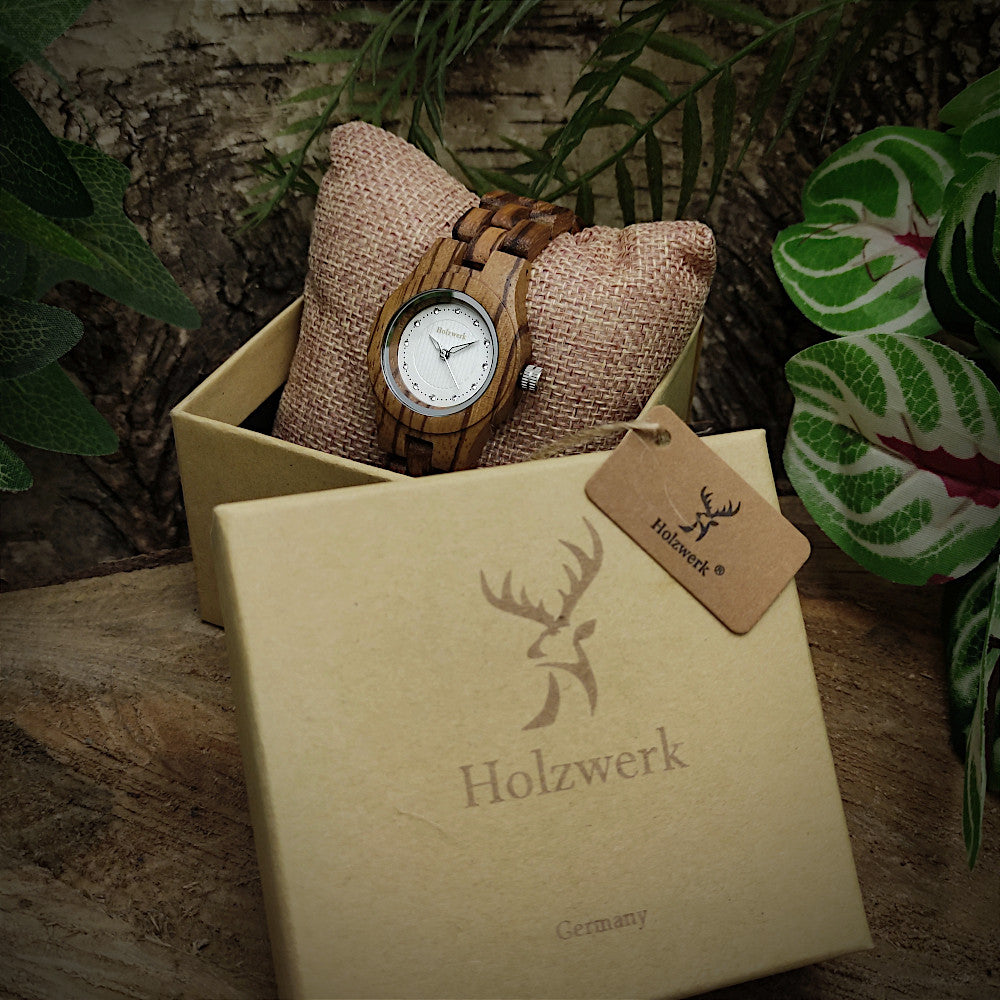 Holzwerk PARCHIM Damenuhr mit Walnussholzgehäuse sowie weiß-silbernem Ziffernblatt mit Strasssteinen in Holzwerk Verpackung