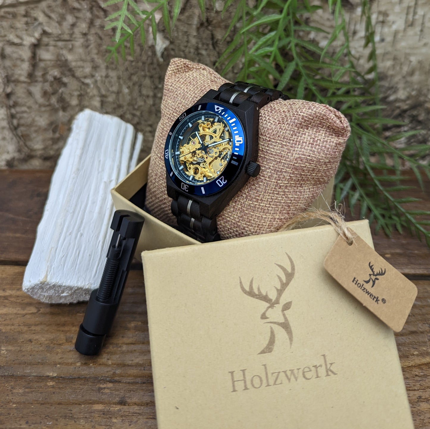 Holzwerk DELITZSCH Holzuhr in Schwarz und Blau, goldenem Zifferblatt mit offener Unruhe in gold in Holzwerk Verpackung