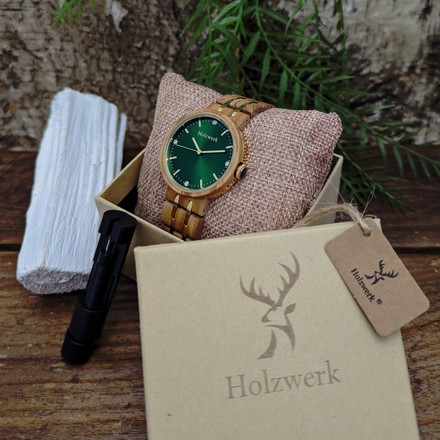 Holzwerk PIRNA Uhr mit Holzgehäuse in Gold und Beige sowie grün-goldenem Ziffernblatt und Holzarmband in Holzwerk Uhrenbox