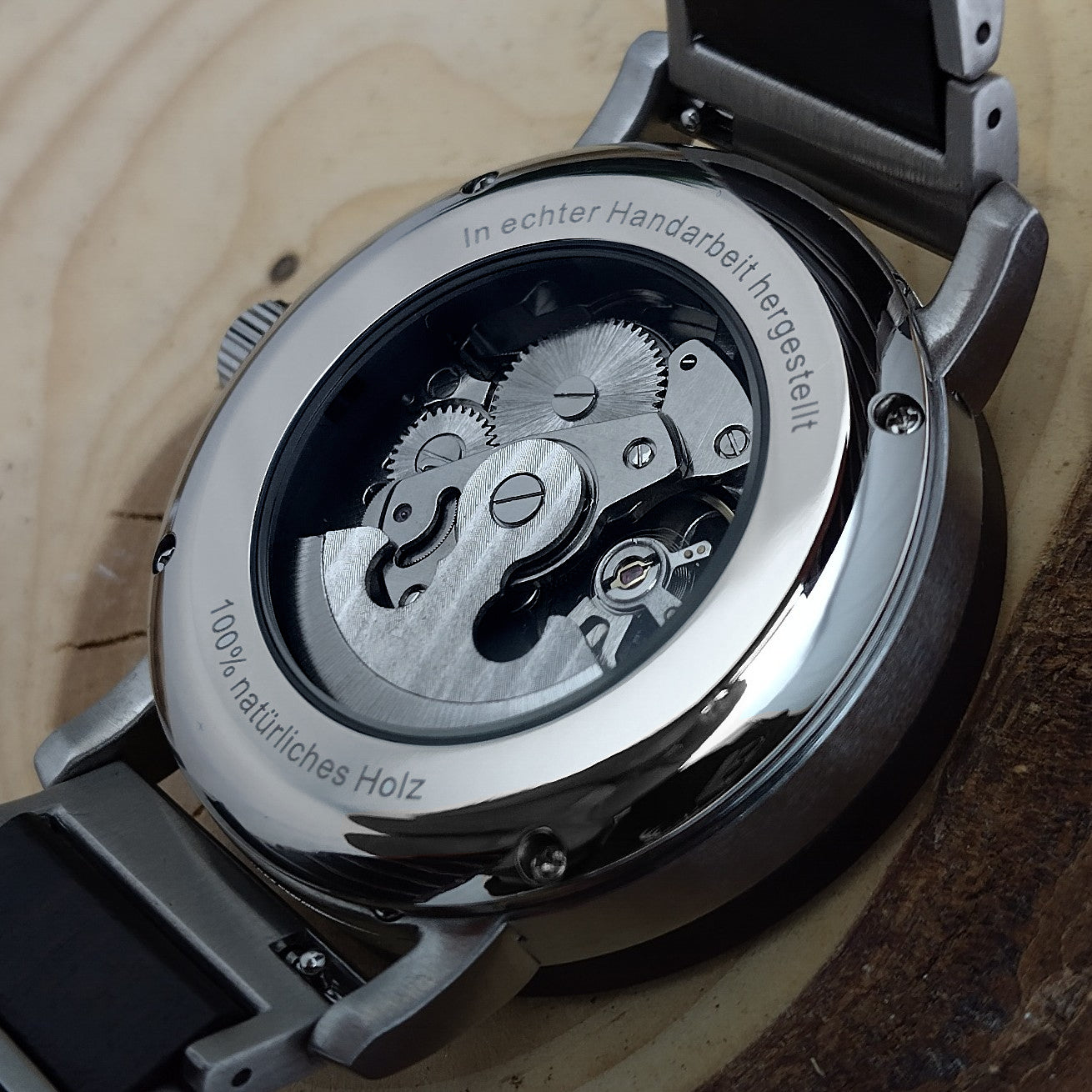 Holzwerk COCHEM Herren Automatik-Uhr mit silber, braune, Gehäuse sowie silbernem Ziffernblatt mit offener Unruhe, Ansicht auf Gehäuseboden