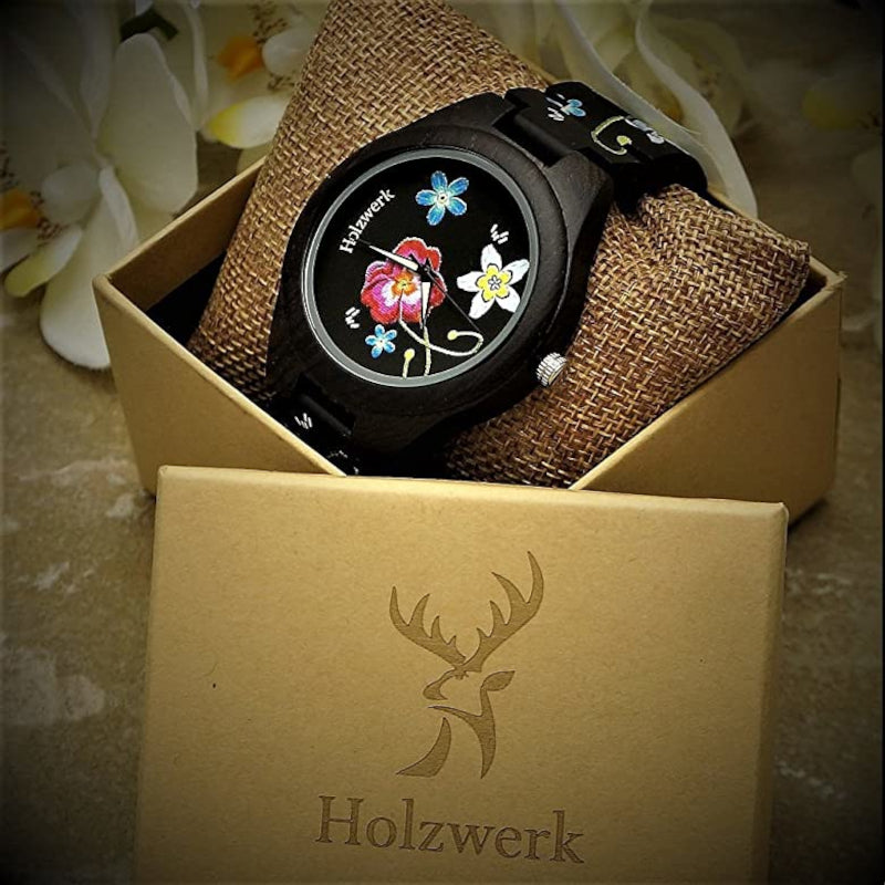 Holzwerk FLOWER Damenuhr aus Echtholz sowie Ziffernblatt mit schwarzem Blumenmuster und Holzarmband in Holzwerk Uhrenbox