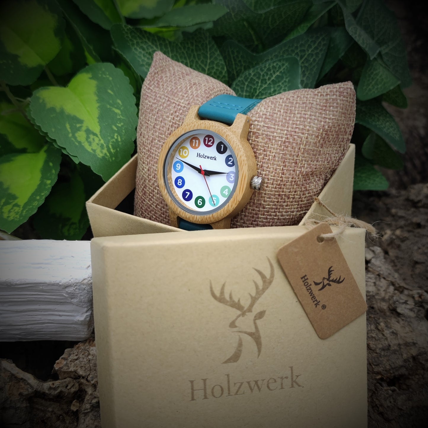 Holzwerk RAINBOW BLUE Damenuhr aus Holz mit buntem Ziffernblatt und türkis blauem Lederarmband in Holzwerk Verpackung