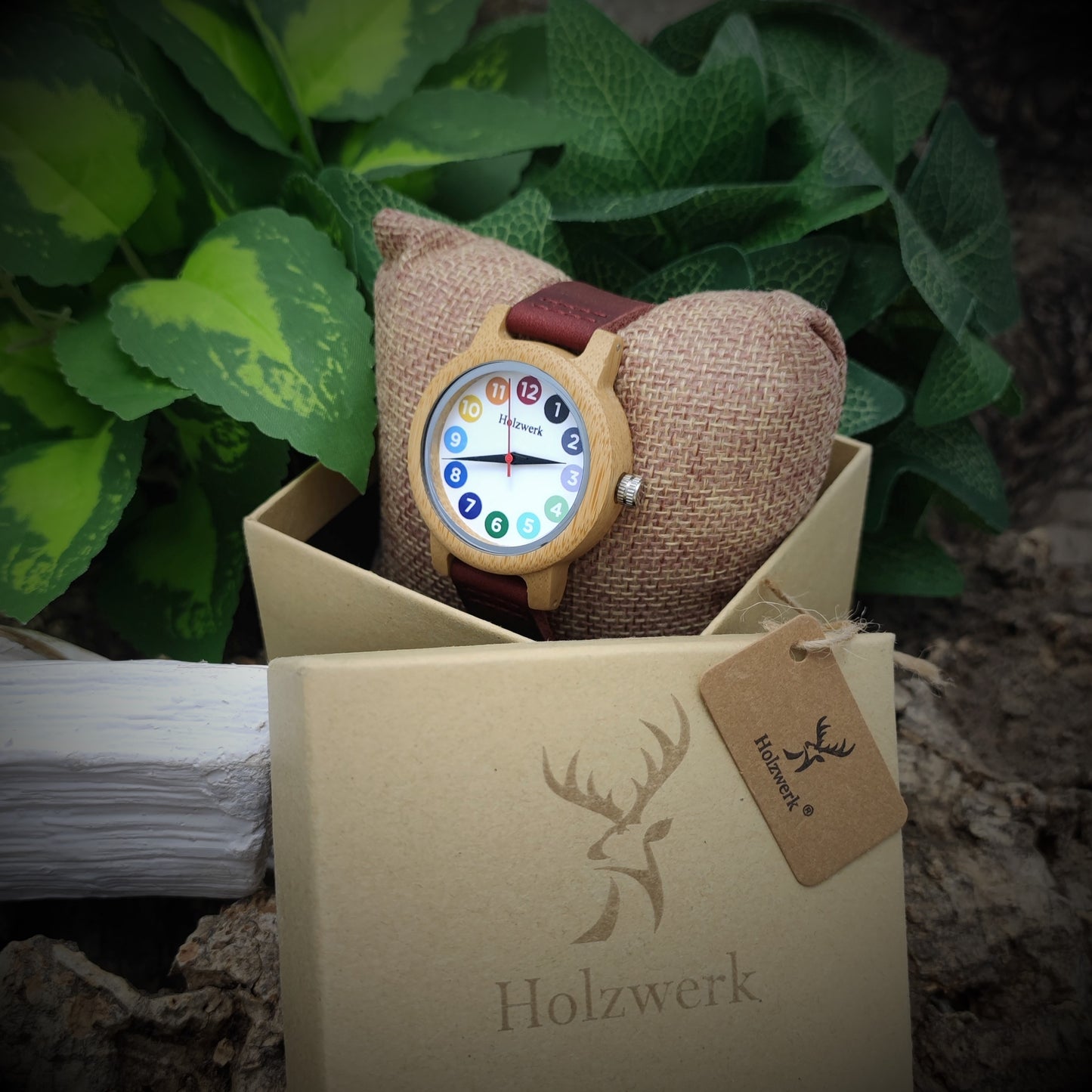 Holzwerk RAINBOW RED Damenuhr aus Holz mit dunkelrotem Lederarmband und bunten Ziffern in Holzwerk Verpackung