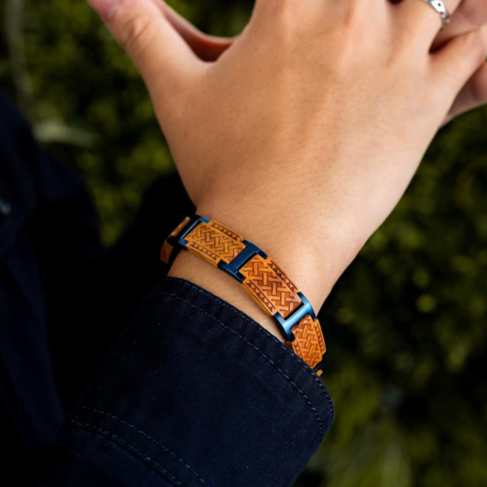 Lifestyle Foto des Holzwerk ALATSEE Armbands aus Olivenholz und Edelstahl in Blau und Beige am Handgelenk getragen