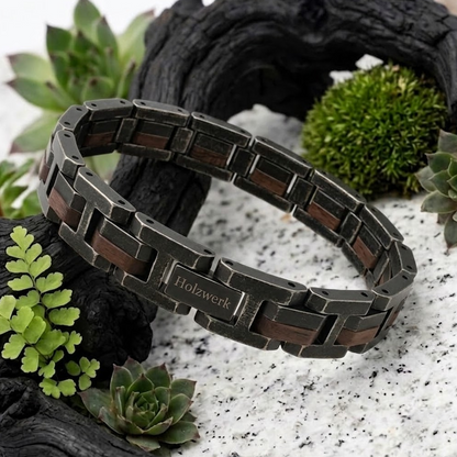 Holzwerk ALLERSEE anthrazit-braunes  Holz Armband aus Walnussholz und Edelstahl mit Gliederkonstruktion in Holzumgebung