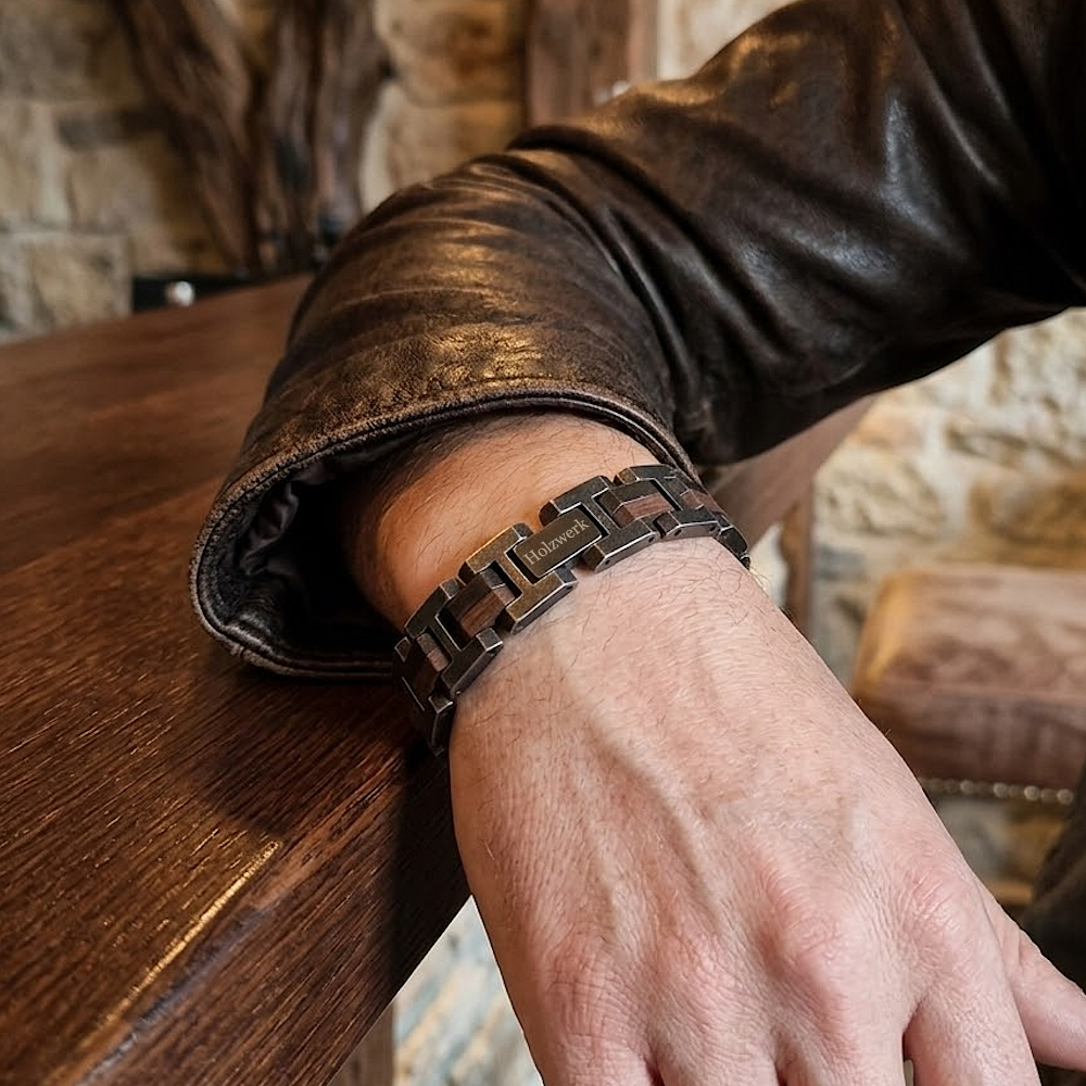 Holzwerk ALLERSEE anthrazit-braunes  Holz Armband aus Walnussholz und Edelstahl, am Handgelenk getragen