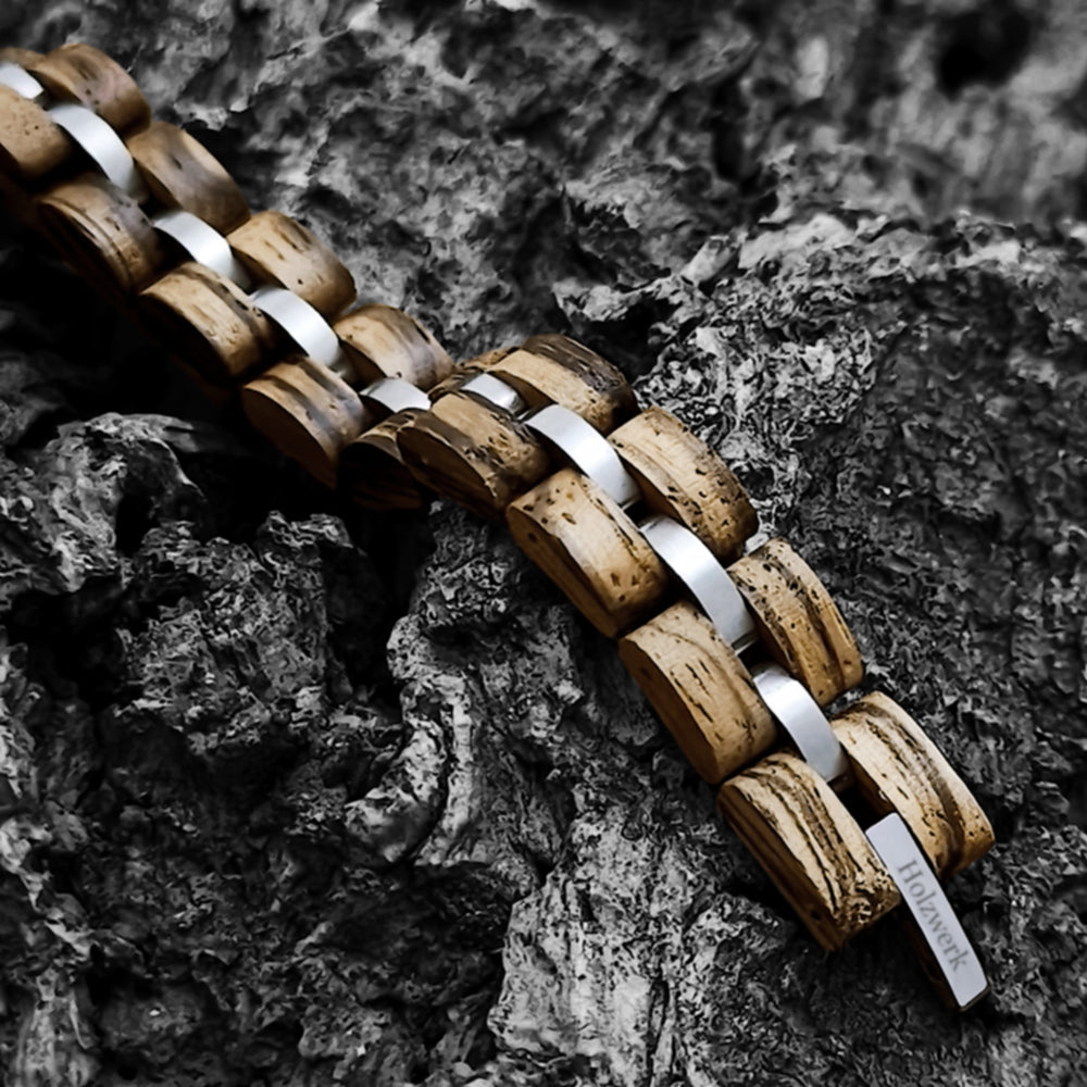Holzwerk ALPSEE braun-silbernes Holz Armband aus hochwertigem Holz und Edelstahl mit Gliederkonstruktion auf Holzhintergrund