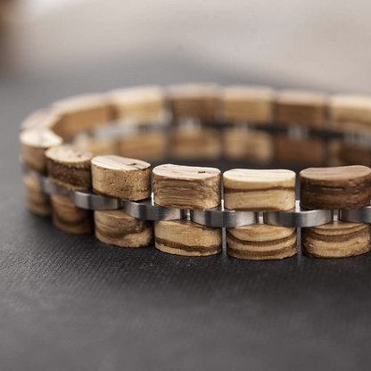 Holzwerk ALPSEE braun-silbernes Holz Armband aus hochwertigem Holz und Edelstahl mit Detailansicht der Gliederkonstruktion