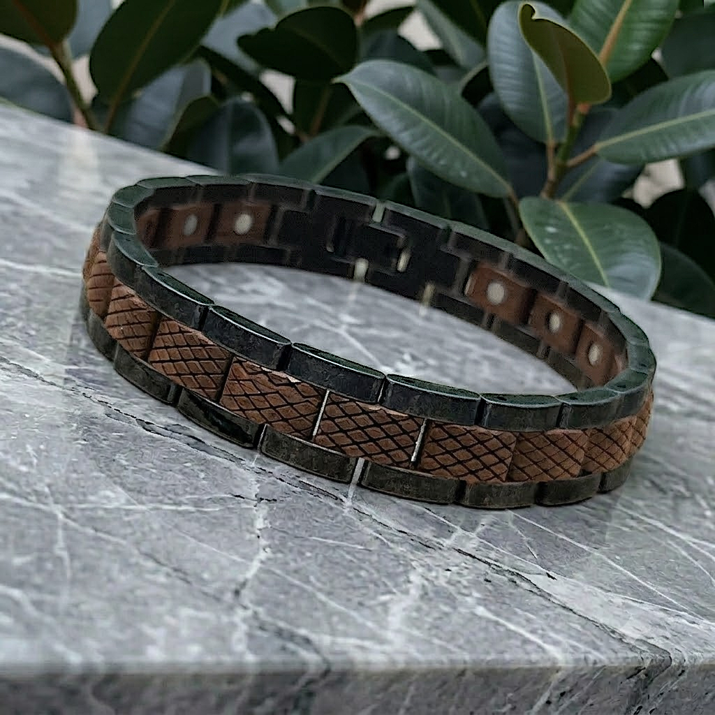 Holzwerk ARENDSEE anthrazit-braunes  Holz Armband aus Walnussholz und Edelstahl, Lifestyle Foto auf Holz