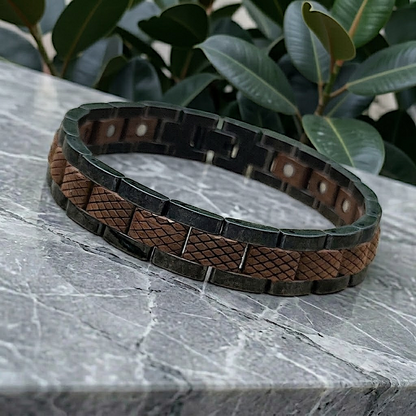 Holzwerk ARENDSEE anthrazit-braunes  Holz Armband aus Walnussholz und Edelstahl, Lifestyle Foto auf Holz