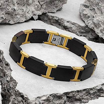 Holzwerk AUENSEE Armband aus Ebonyholz und Edelstahl in Gold und Schwarz am Handgelenk getragen
