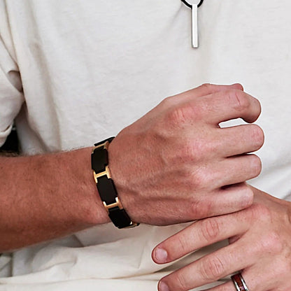 Holzwerk BALKSEE Armband aus Ebonyholz und Edelstahl in Gold und Schwarz mit am Handgelenk getragen