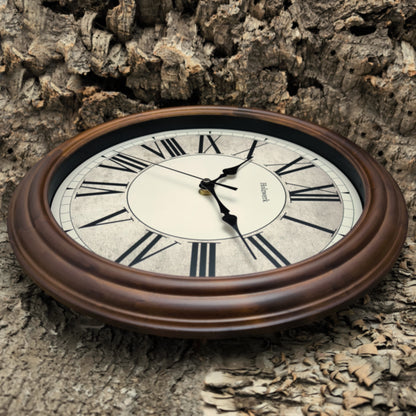 Holzwerk BEDBURG 35 cm Vintage Quarz-Wanduhr mit Seitenansicht rechts und römischen Ziffern
