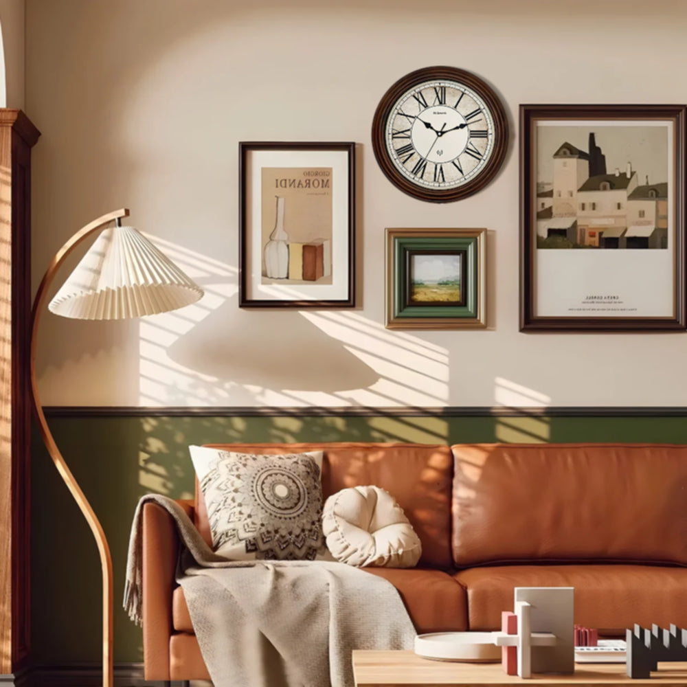 Holzwerk BEDBURG 35 cm Vintage Funk-Wanduhr als Lifestyle Foto im Wohnzimmer hängend