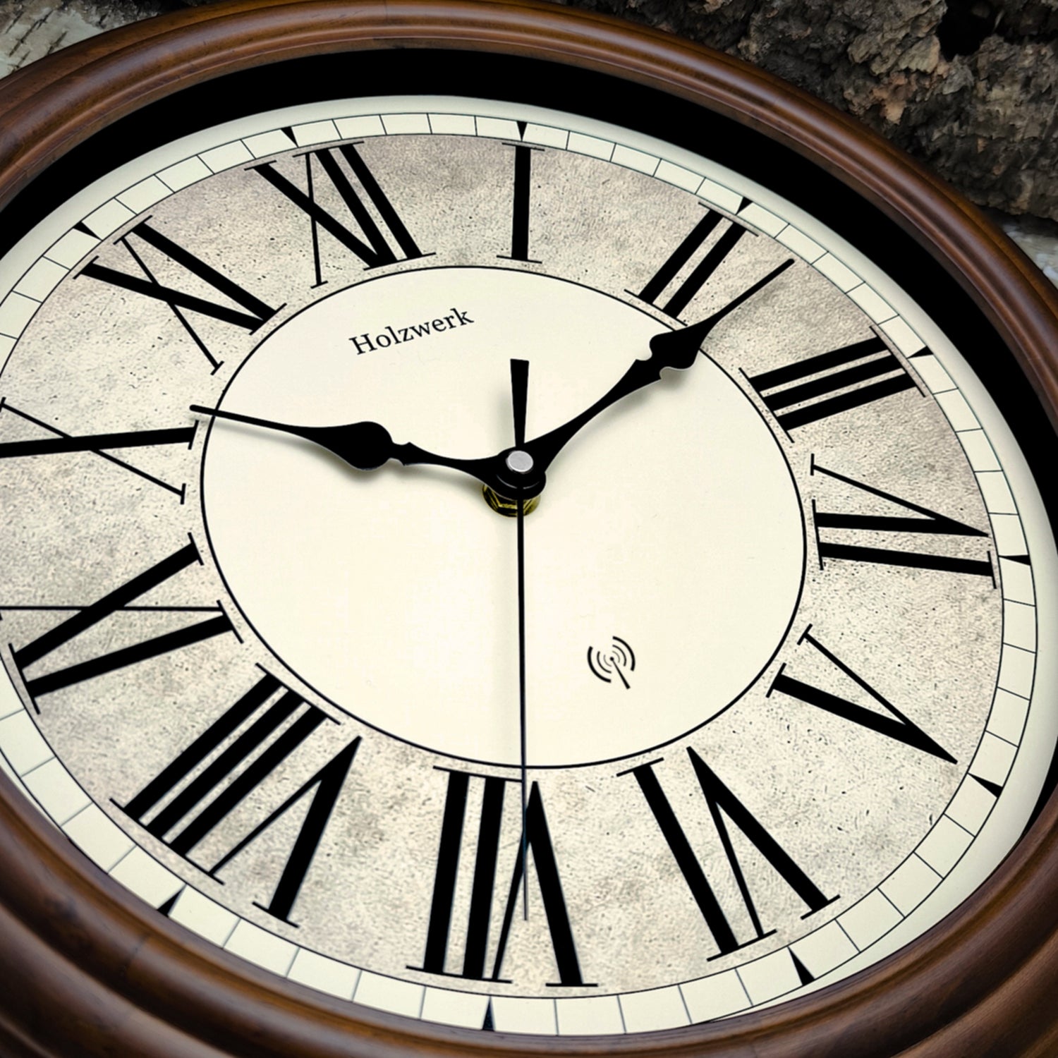 Detailaufnahme der Holzwerk BEDBURG 35 cm Retro Funk-Wanduhr mit Fokus auf dem vintage Ziffernblatt und den römischen Ziffern