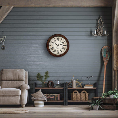 Holzwerk BEDBURG 35 cm Vintage Funk-Wanduhr an der Wand hängend im Wohnbereich
