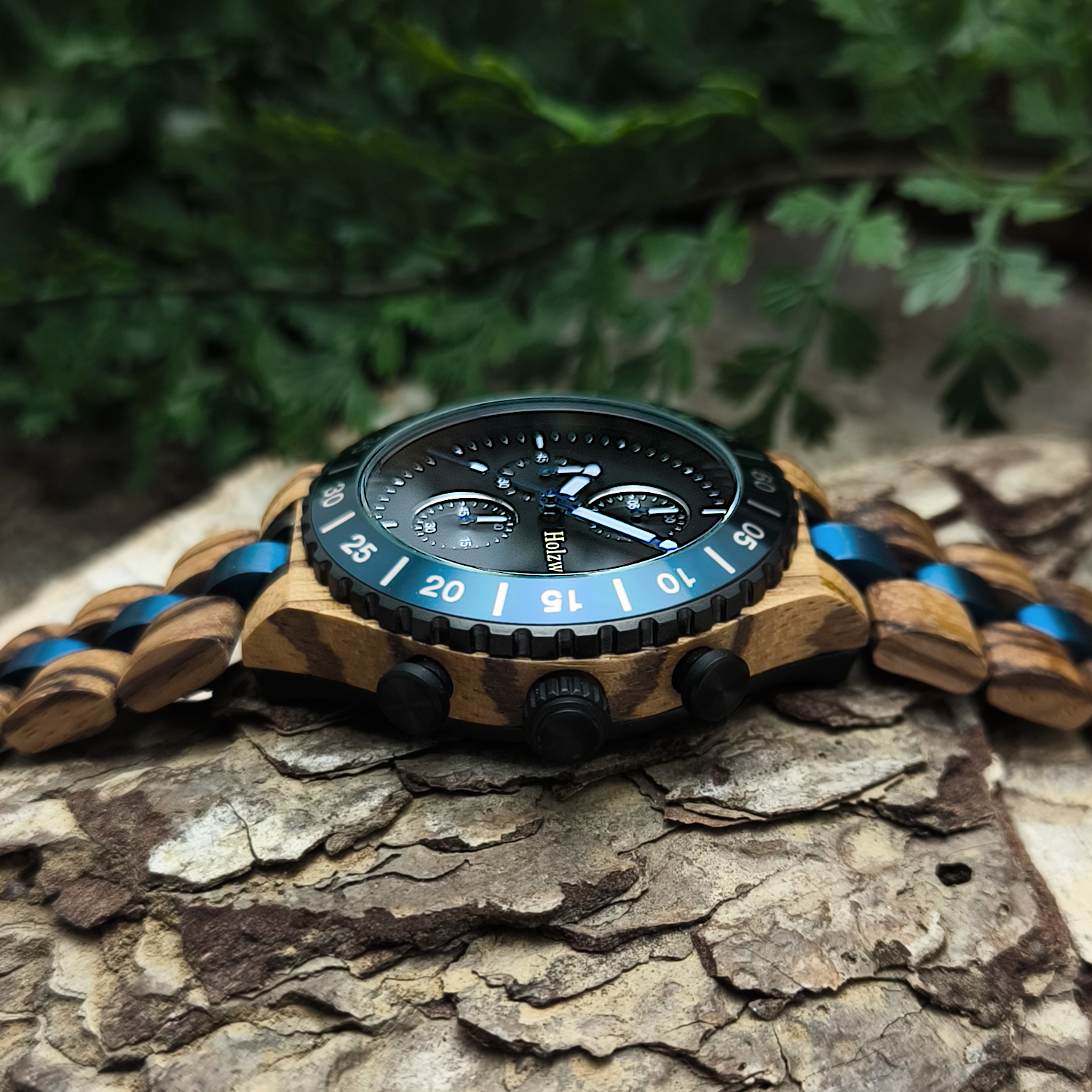 Holzwerk BERGEN Chronographen-Uhr aus Zebra-Holz mit Chronographen, Datum und blau-schwarzem Ziffernblatt, Seitenansicht rechts