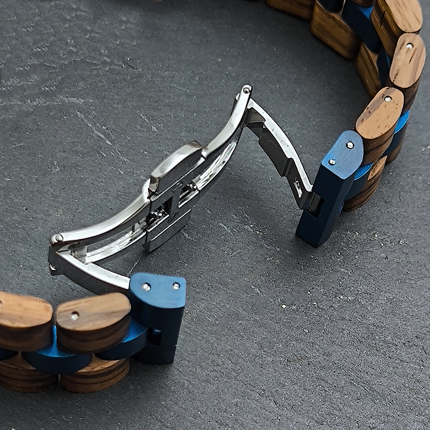 Holzwerk BERGEN Chronographen-Uhr aus Zebra-Holz mit Chronographen und Datumsanzeige, Detailaufnahme der Faltschließe