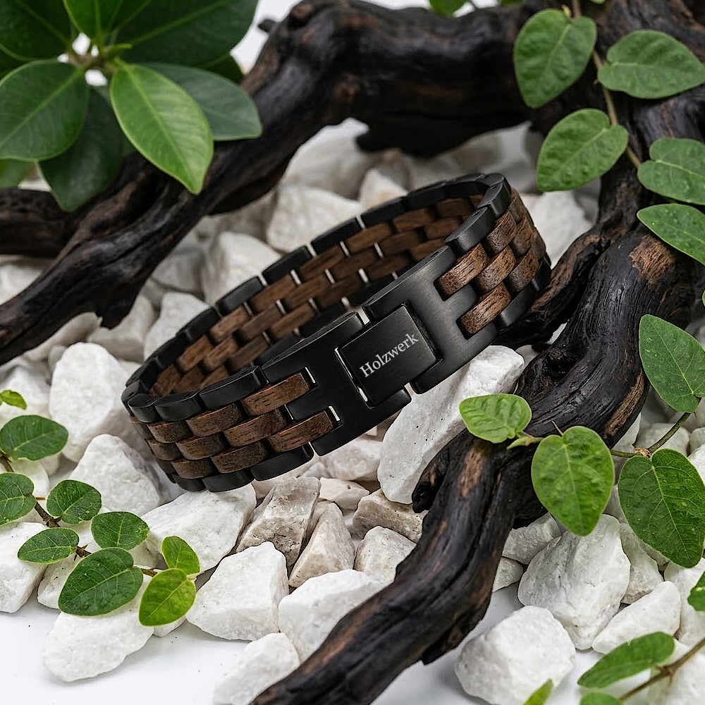 Holzwerk BERGSEE braun-schwarzes Holz Armband aus Walnussholz und Edelstahl mit Gliederkonstruktion in Holzumgebung