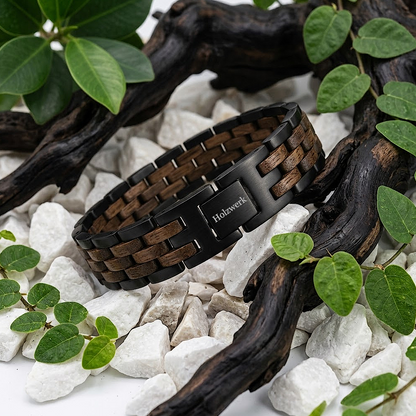 Holzwerk BERGSEE braun-schwarzes Holz Armband aus Walnussholz und Edelstahl mit Gliederkonstruktion in Holzumgebung