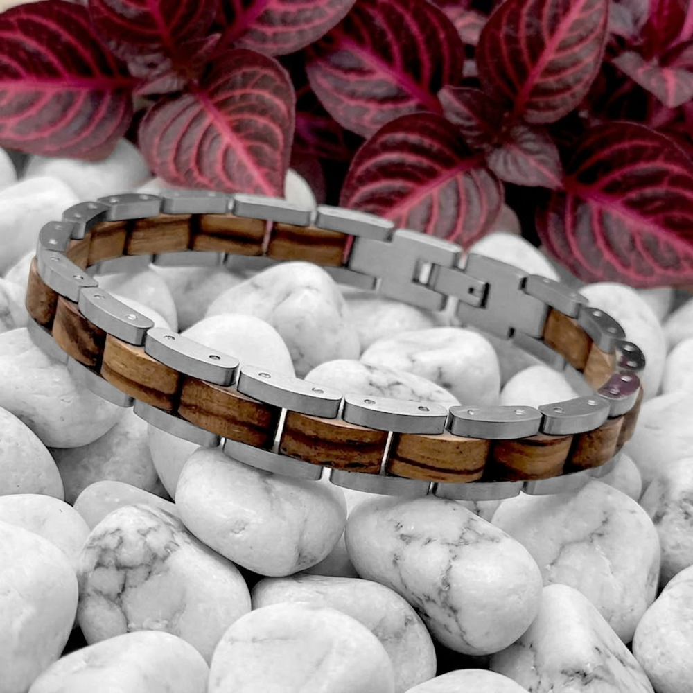 Holzwerk BEVERSEE silber-braunes Holz Armband aus Zebraholz und Edelstahl, Lifestyle Foto auf Stein platziert