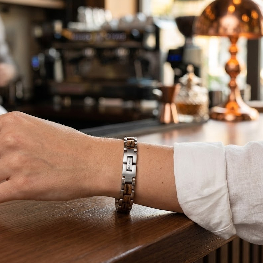 Holzwerk BEVERSEE silber-braunes Holz Armband aus Zebraholz und Edelstahl am Handgelenk getragen