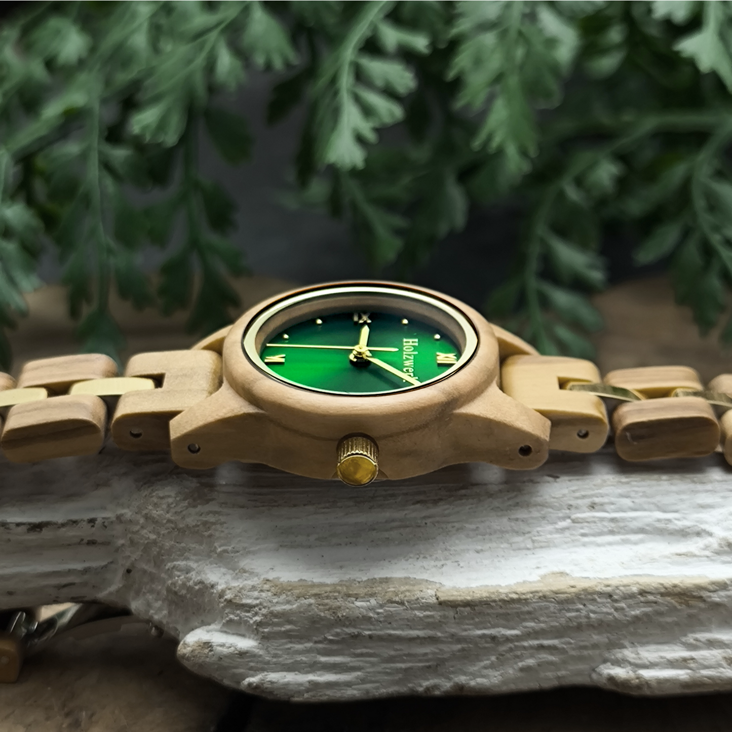 Holzwerk STREHLA Damen Quarz-Armbanduhr aus Olivenholz mit grün-goldenem Zifferblatt und römischen Ziffern, Seitenansicht rechts