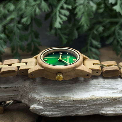 Holzwerk STREHLA Damen Quarz-Armbanduhr aus Olivenholz mit grün-goldenem Zifferblatt und römischen Ziffern, Seitenansicht rechts