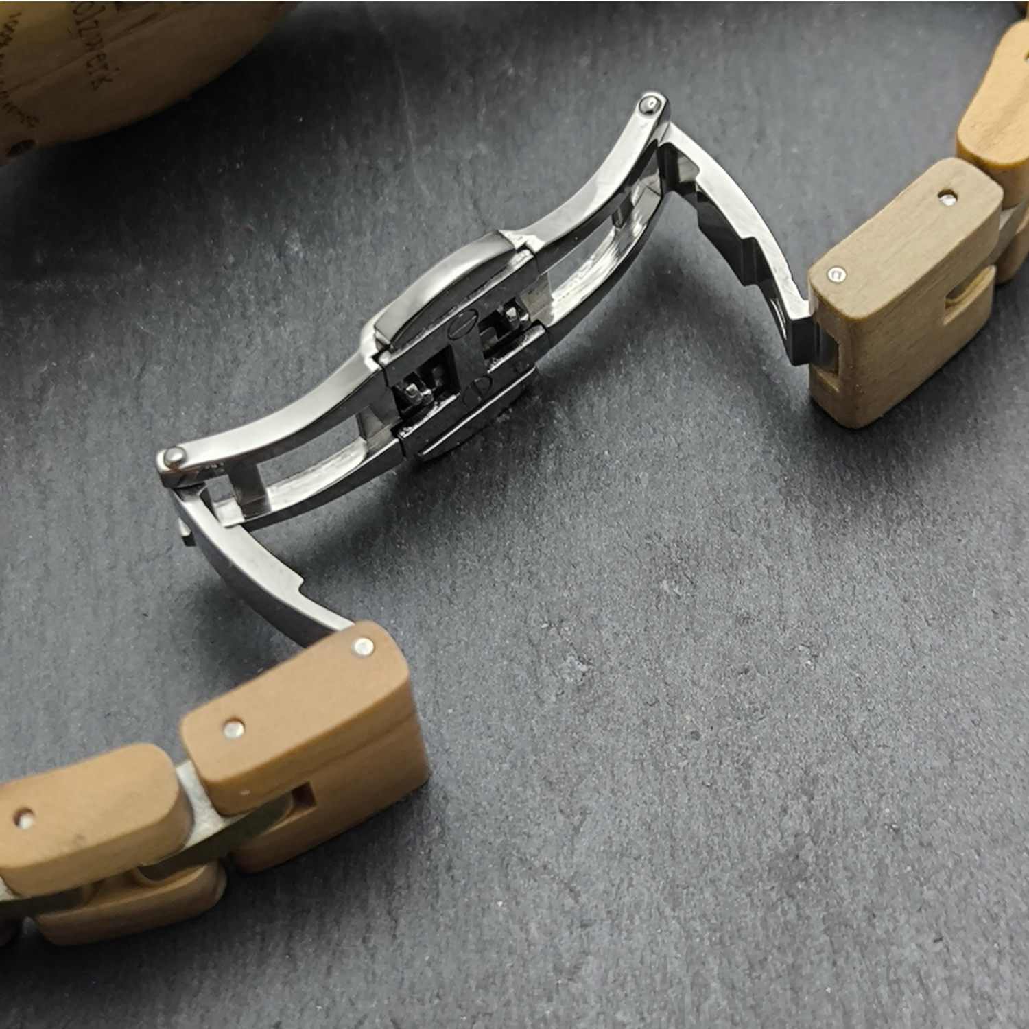Holzwerk STREHLA Damen Quarz-Armbanduhr aus Olivenholz mit grün-goldenem Zifferblatt, Detailansicht der Doppel-Faltschließe