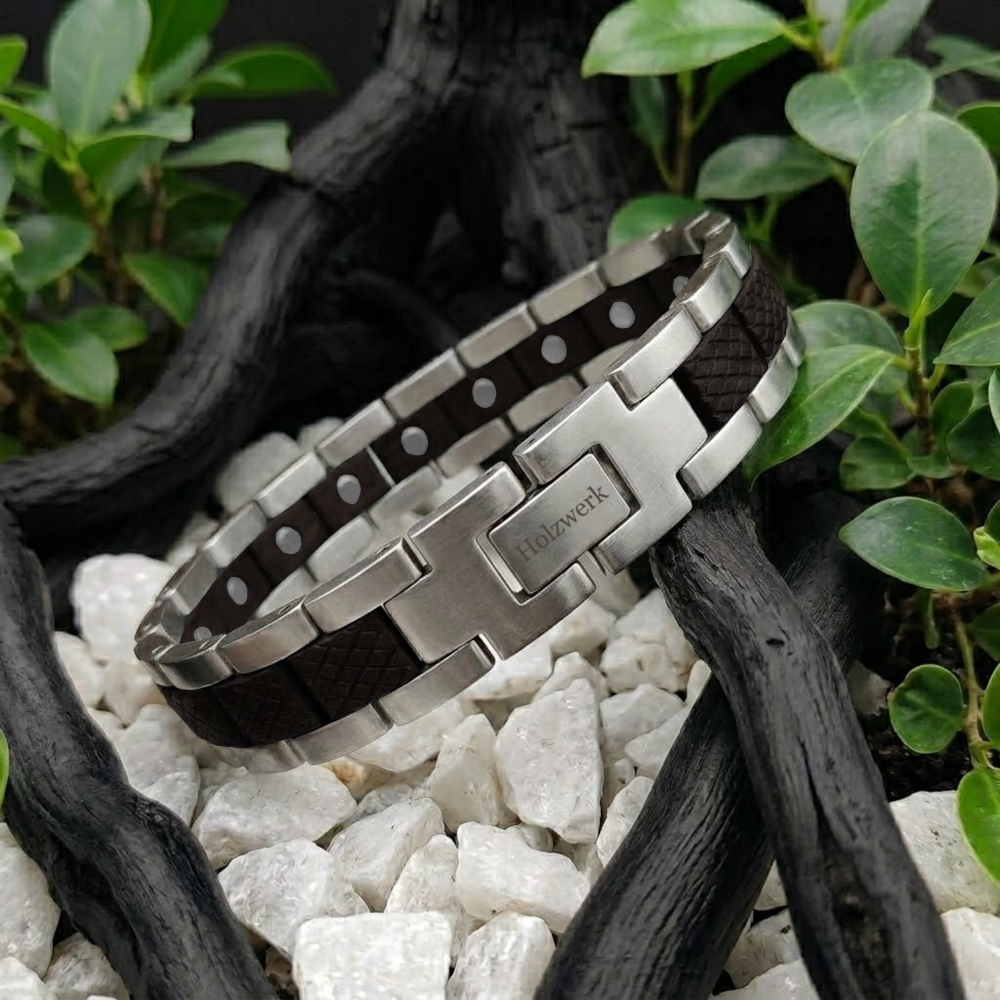 Holzwerk COLPINSEE silber-schwarzes  Magnet Armband aus Ebonyholz und Edelstahl, Lifestyle Foto in Holzumgebung