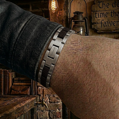 Holzwerk COLPINSEE silber-schwarzes  Magnet Armband aus Ebonyholz und Edelstahl, am Handgelenk getragen