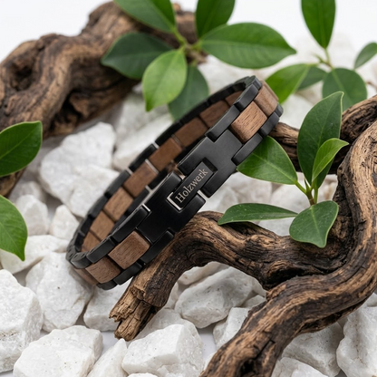 Holzwerk DAMMSEE schwarz-braunes  Holz Armband aus Walnussholz und Edelstahl, Lifestyle Foto in Holzumgebung