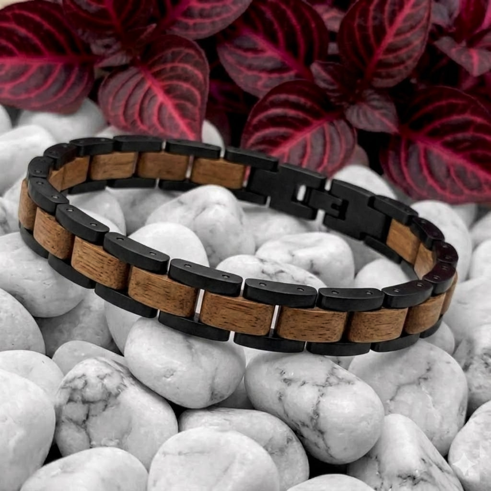 Holzwerk DAMMSEE schwarz-braunes  Holz Armband aus Walnussholz und Edelstahl, Lifestyle Foto auf Stein