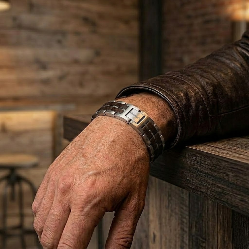 Holzwerk DEGERSEE silber-dunkelbraunes Holz Armband aus Ebonyholz und Edelstahl mit Gliederkonstruktion am Handgelenk getragen