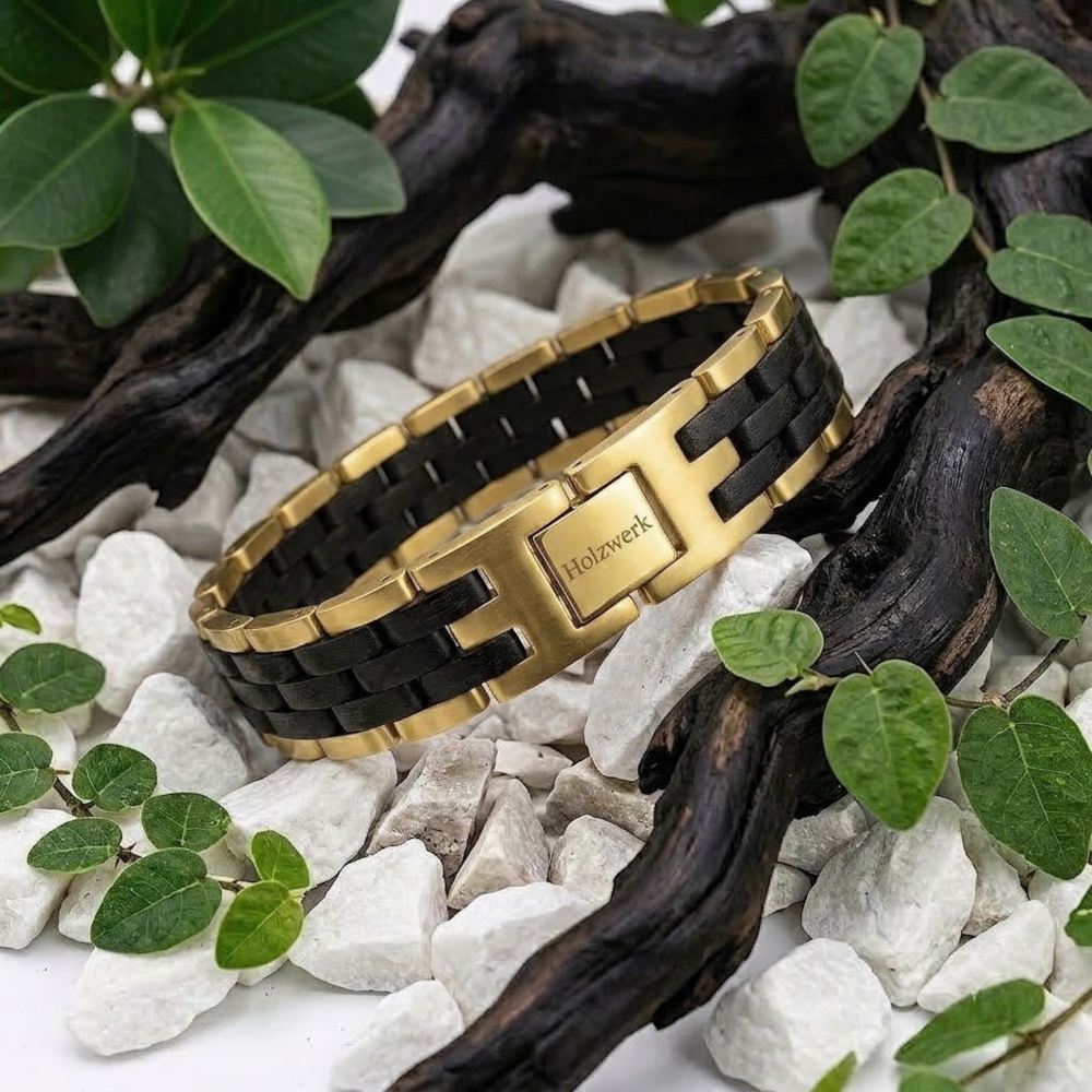 Holzwerk DEHMSEE gold-schwarzes Holz Armband aus Ebonyholz und Edelstahl mit Gliederkonstruktion in Holzumgebung