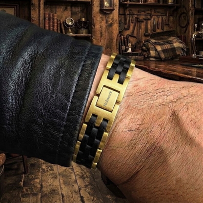 Holzwerk DEHMSEE gold-schwarzes Holz Armband aus Ebonyholz und Edelstahl mit Gliederkonstruktion, am Handgelenk getragen