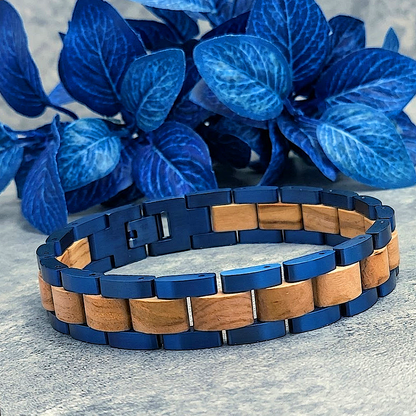 Holzwerk DIEKSEE blau-braunes Holz Armband aus Zebraholz und Edelstahl mit Gliederkonstruktion, Lifestyle Foto in Farfbumgebung