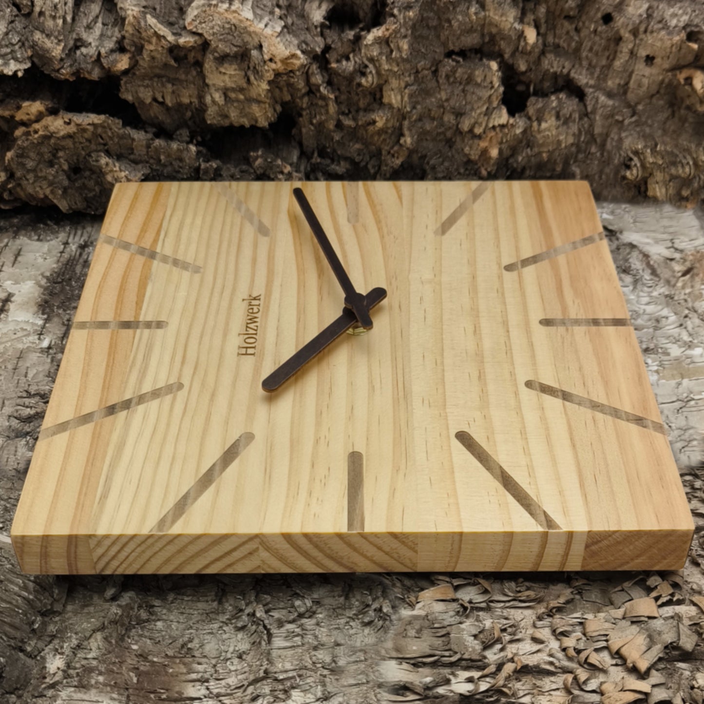 Holzwerk EBERSBERG 25 cm moderne Quarz-Wanduhr aus Vollholz mit beigem Zifferblatt und Holzzeigern, Seitenansicht links
